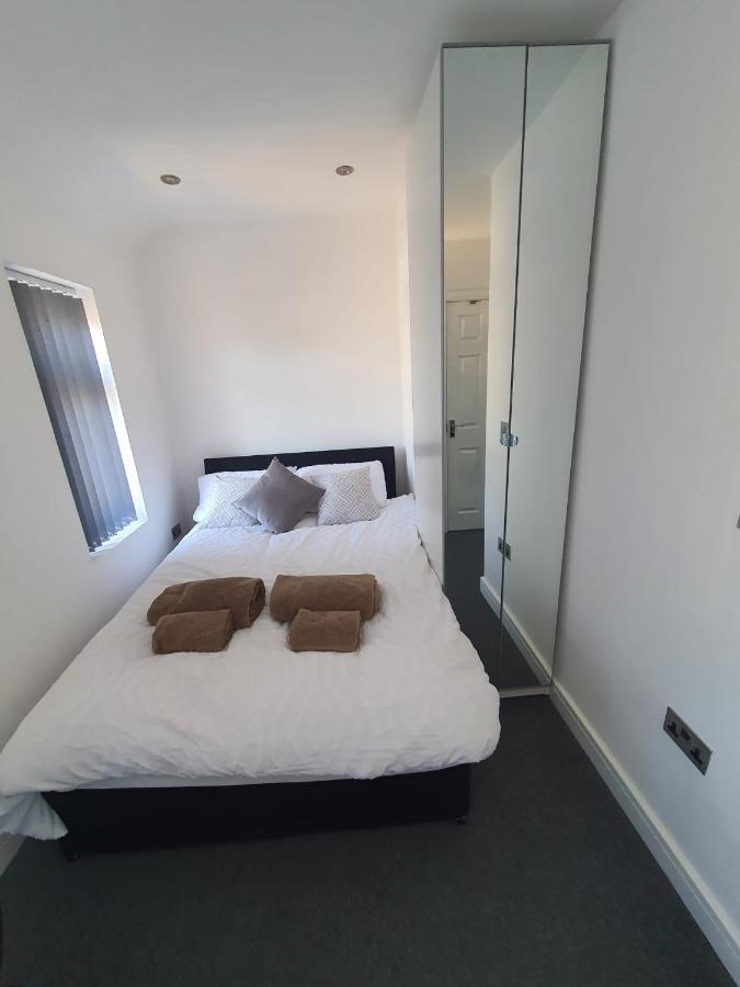 Hotel New Self Contained Flat,In Hayes, Free Parking Northolt  Exterior foto