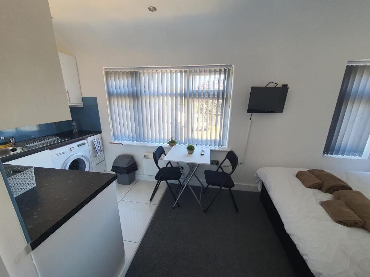 Hotel New Self Contained Flat,In Hayes, Free Parking Northolt  Exterior foto
